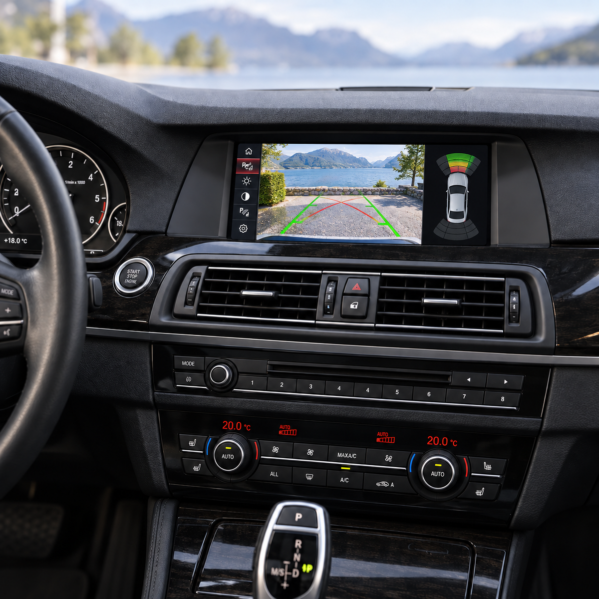 BMW 5-serie F10/F11-skjerm med ryggekamerabilde, parkeringslinjer og sensorvisning.