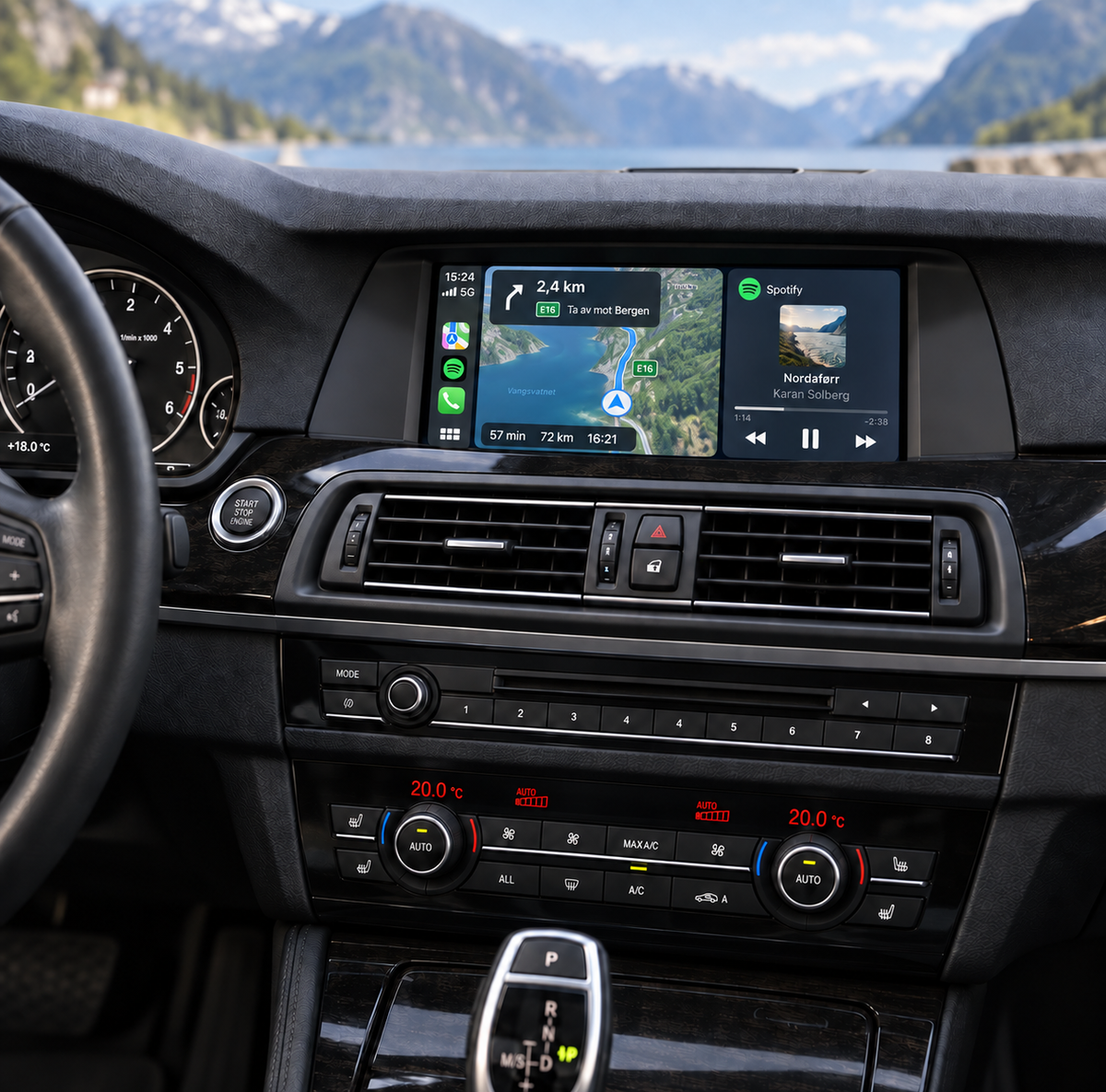CarPlay-skjerm i BMW 5-serie F10/F11 med kart mot Bergen og Spotify i delt visning.