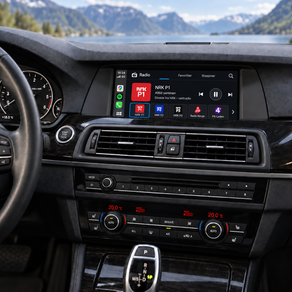 CarPlay-skjerm i BMW 5-serie F10/F11 med NRK P1 og andre norske nettradiokanaler.