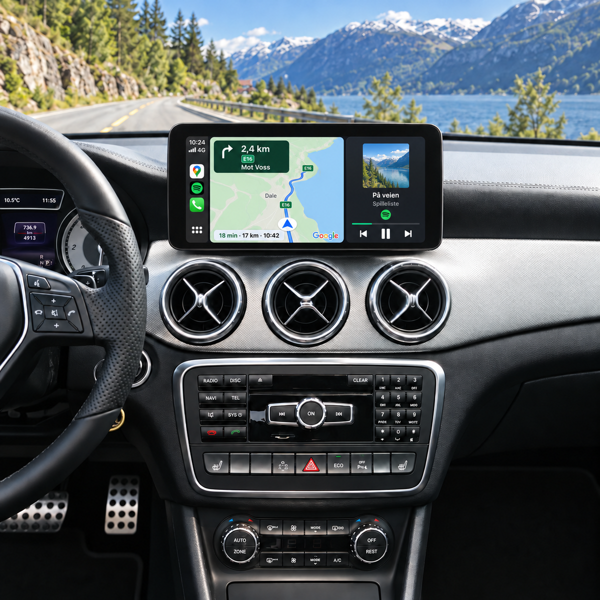 Illustrasjon av 10" CarPlay-skjerm i Mercedes CLA C117 med kart og Spotify i delt visning.