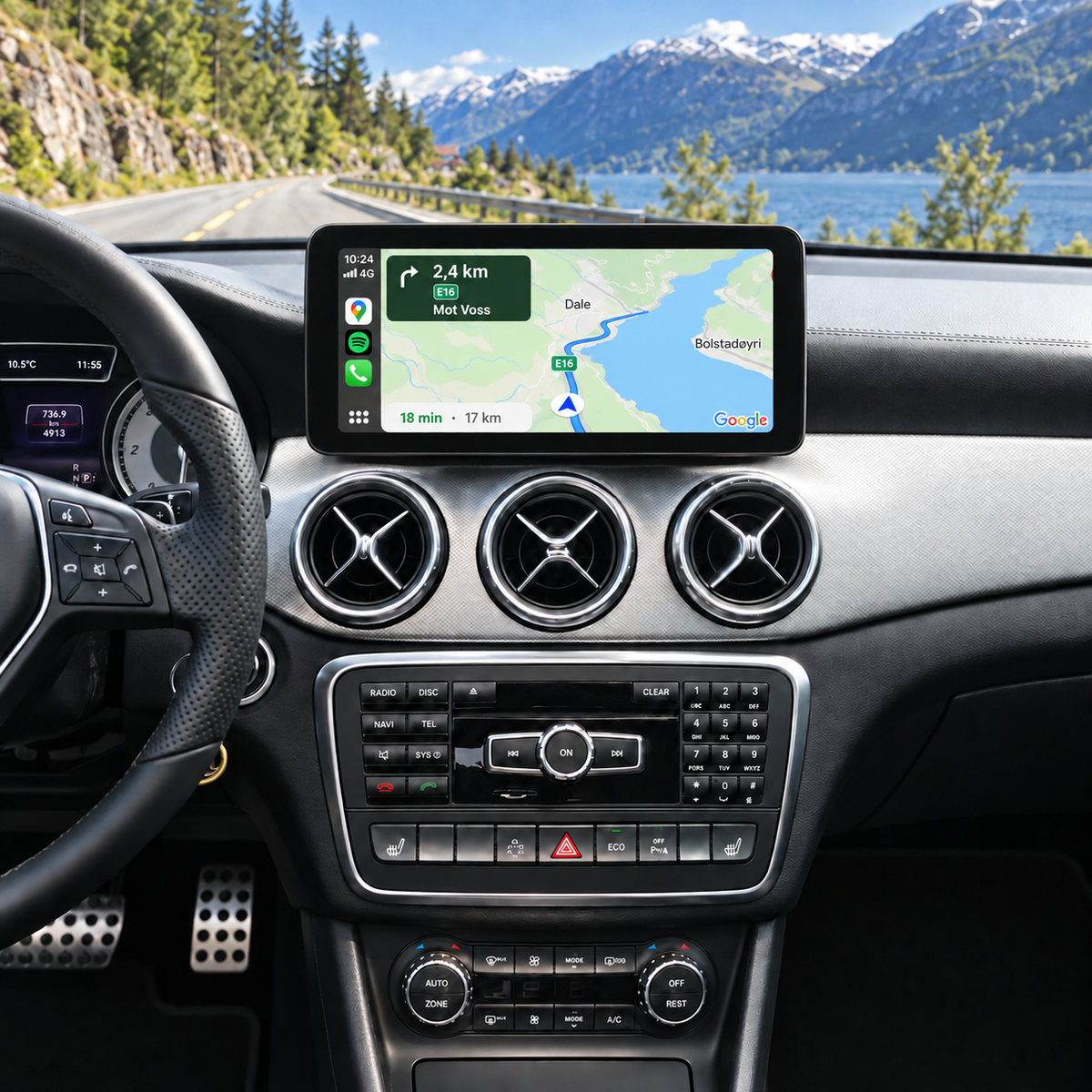 Illustrasjon av 10" CarPlay-skjerm i Mercedes CLA C117 med Google Maps i fullskjerm.
