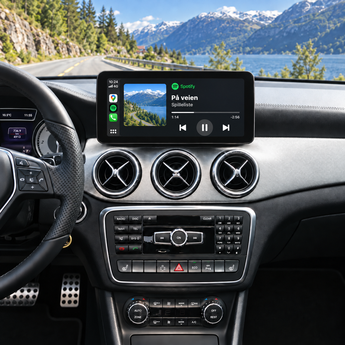 Illustrasjon av 10" CarPlay-skjerm i Mercedes CLA C117 med Spotify-musikkavspilling.