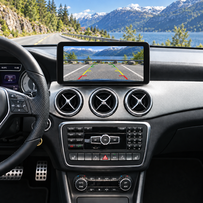 Illustrasjon av 10" CarPlay-skjerm i Mercedes CLA C117 med eksempel på ryggekameravisning.