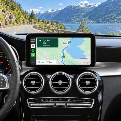 Illustrasjon av 10" CarPlay-skjerm i Mercedes GLC X253 med Google Maps i fullskjerm.