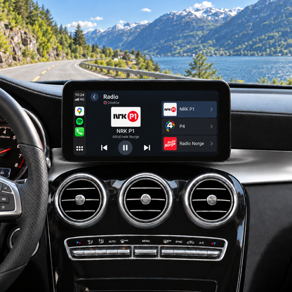 Illustrasjon av 10" CarPlay-skjerm i Mercedes GLC X253 med radioapp med norske nettradiokanaler.