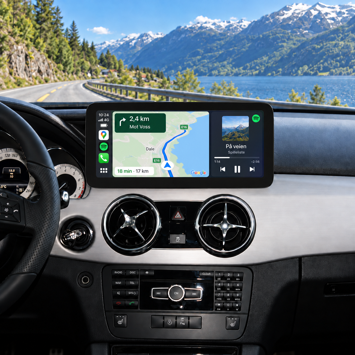 Illustrasjon av 10" CarPlay-skjerm i Mercedes GLK X204 facelift med kart og Spotify i delt visning.