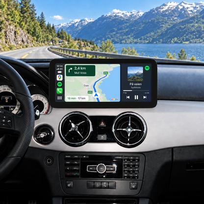 Illustrasjon av 10" CarPlay-skjerm i Mercedes GLK X204 facelift med kart og Spotify i delt visning.
