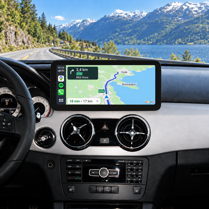 Illustrasjon av 10" CarPlay-skjerm i Mercedes GLK X204 facelift med Google Maps i fullskjerm.