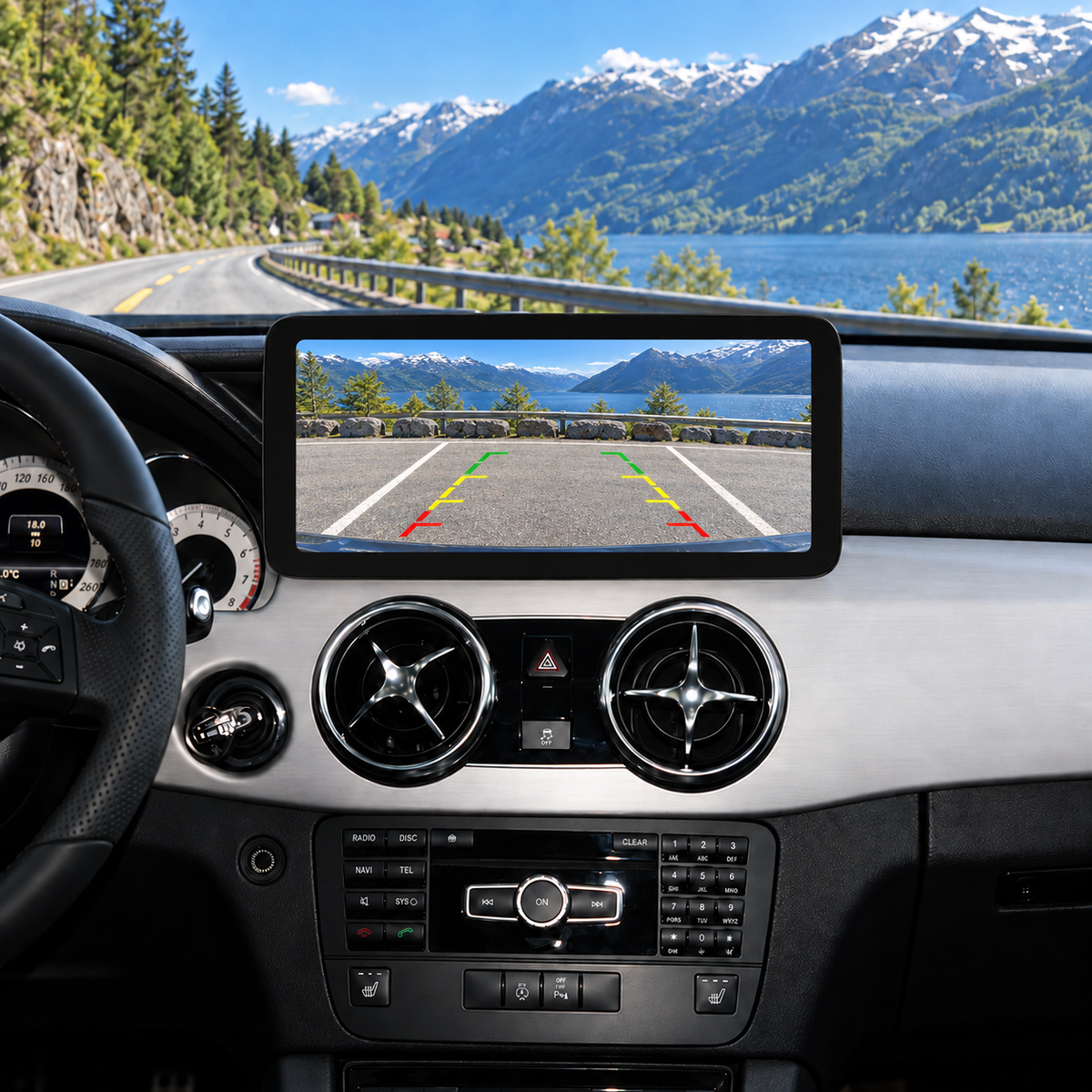 Illustrasjon av 10" CarPlay-skjerm i Mercedes GLK X204 facelift med eksempel på ryggekameravisning.