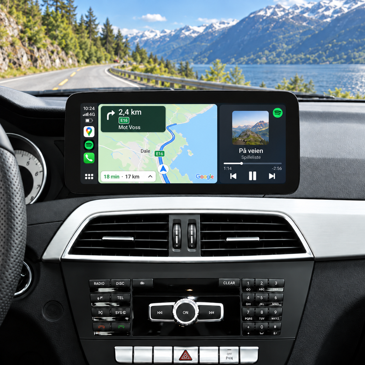 Illustrasjon av 10" CarPlay-skjerm i Mercedes C-Klasse W204 facelift med kart og Spotify i delt visning.