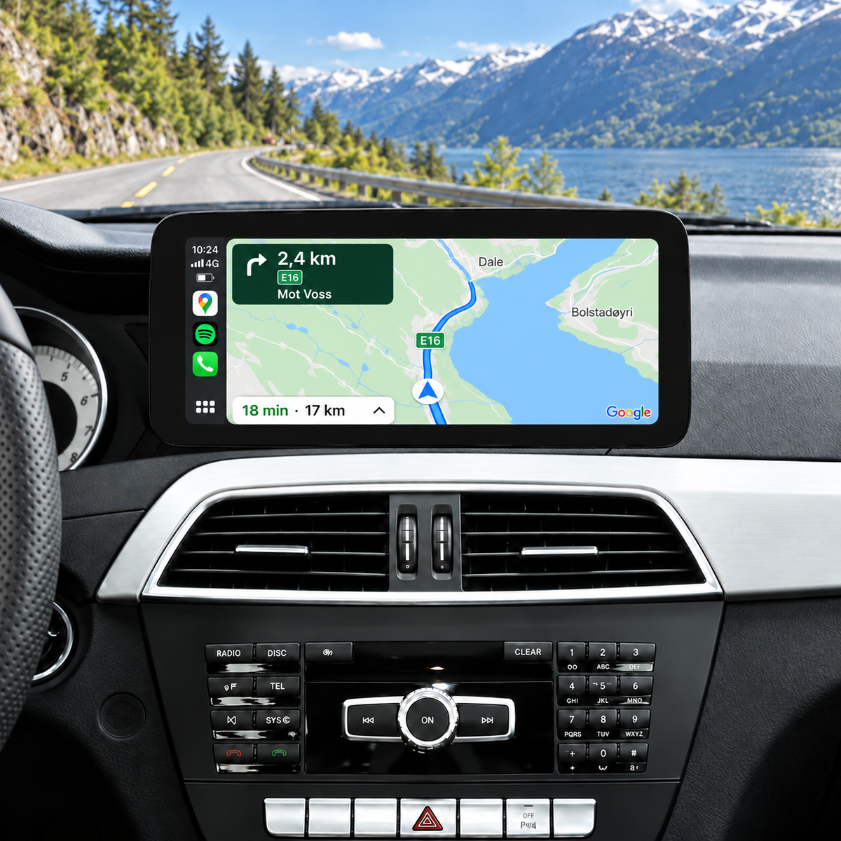 Illustrasjon av 10" CarPlay-skjerm i Mercedes C-Klasse W204 facelift med Google Maps i fullskjerm.