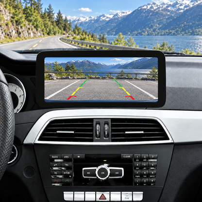 Illustrasjon av 10" CarPlay-skjerm i Mercedes C-Klasse W204 facelift med eksempel på ryggekameravisning.