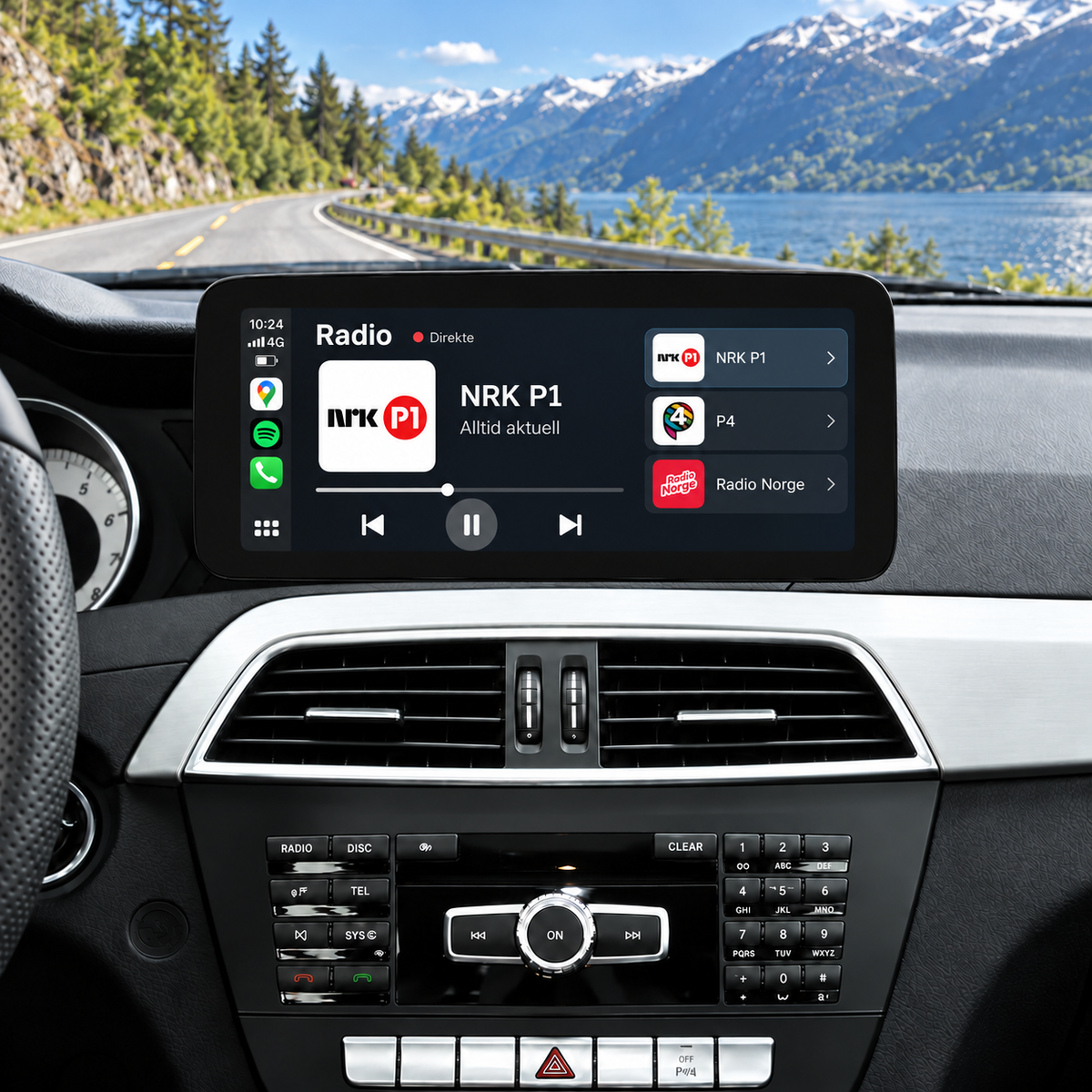 Illustrasjon av 10" CarPlay-skjerm i Mercedes C-Klasse W204 facelift med radioapp med norske nettradiokanaler.