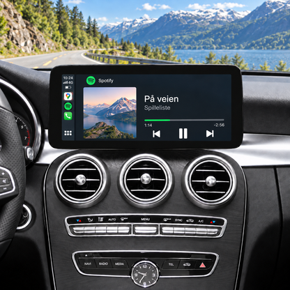 Illustrasjon av 10" CarPlay-skjerm i Mercedes C-Klasse W205 med Spotify-musikkavspilling.