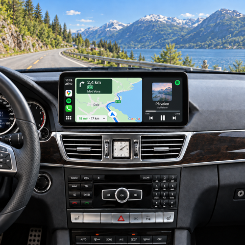 Illustrasjon av 10" CarPlay-skjerm i Mercedes E-Klasse W212 med kart og Spotify i delt visning.