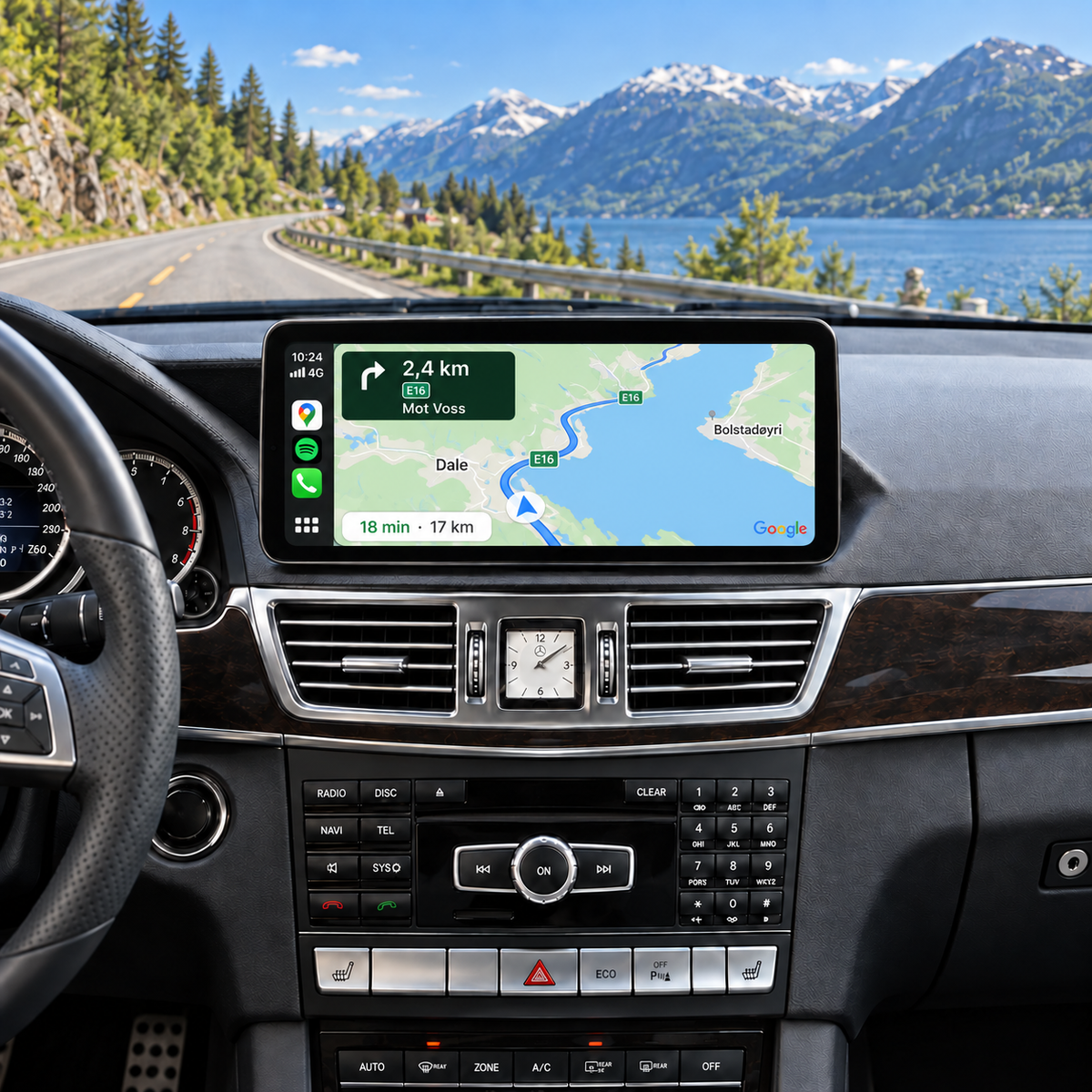 Illustrasjon av 10" CarPlay-skjerm i Mercedes E-Klasse W212 med Google Maps i fullskjerm.
