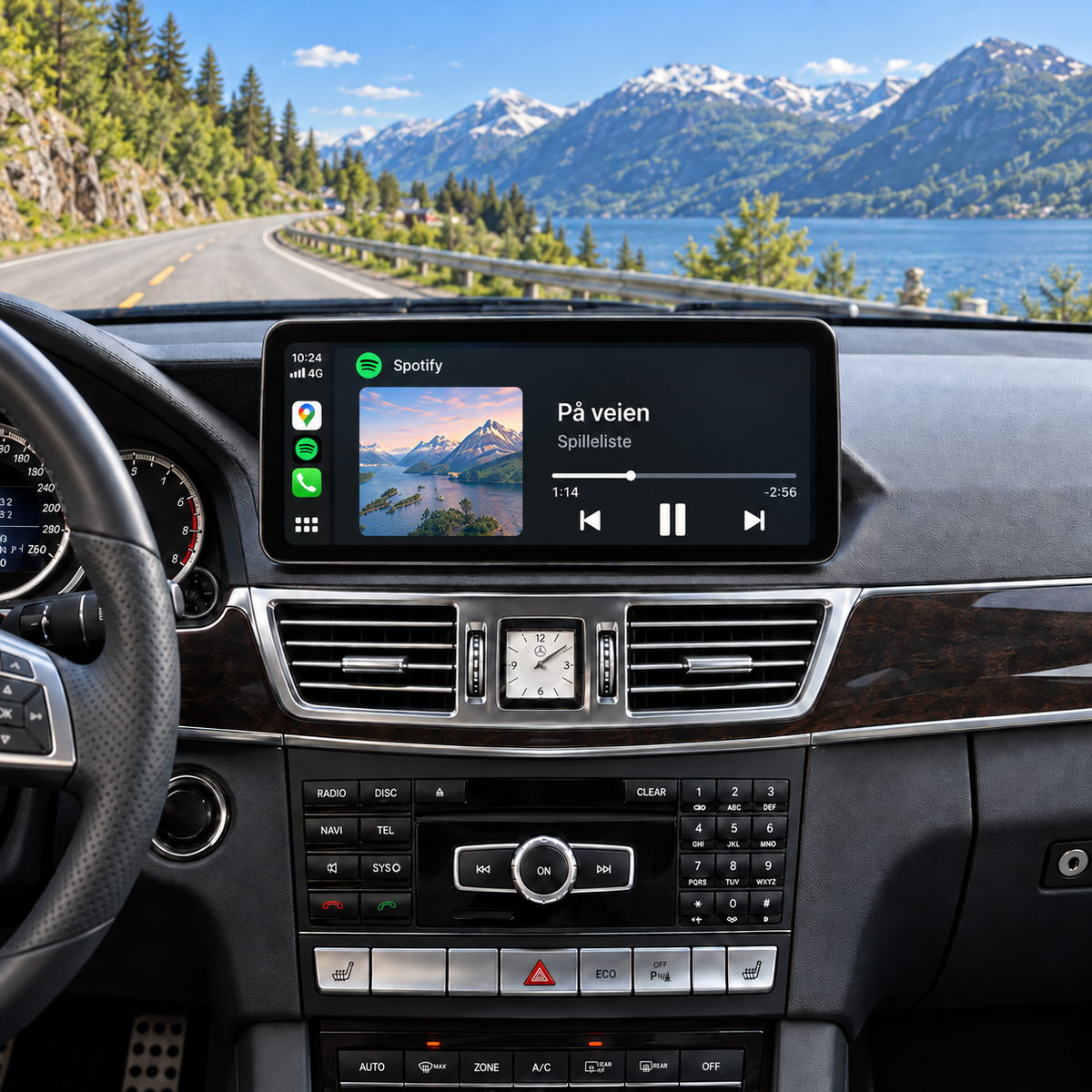 Illustrasjon av 10" CarPlay-skjerm i Mercedes E-Klasse W212 med Spotify-musikkavspilling.