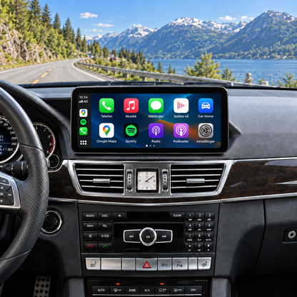 Illustrasjon av 10" CarPlay-skjerm i Mercedes E-Klasse W212 med CarPlay-appmeny.