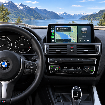 CarPlay-skjerm i BMW 1-/2-serie med navigasjon langs E39 og musikk i delt skjermvisning.