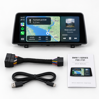 CarPlay-skjerm til BMW 1-/2-serie med kabelsett, USB-kabel og brukerveiledning på hvit bakgrunn.
