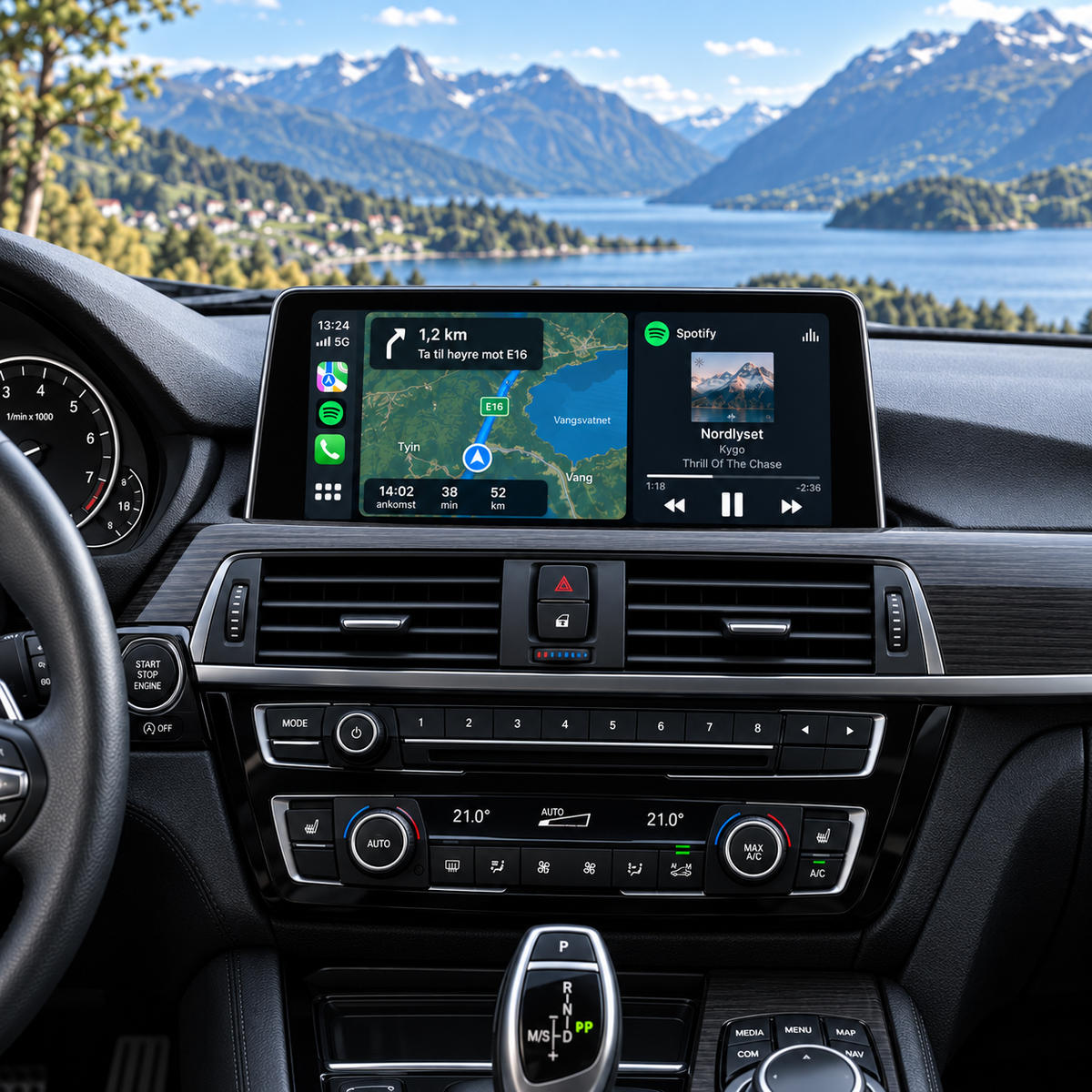 CarPlay-skjerm i BMW 3-/4-serie med kart, ruteveiledning og Spotify i delt visning.