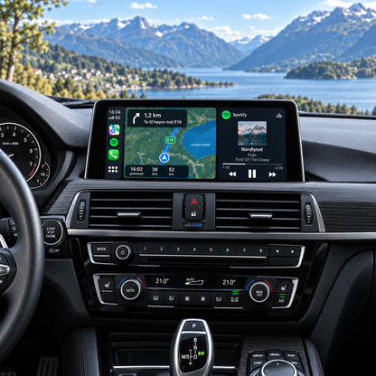 CarPlay-skjerm i BMW 3-/4-serie med kart, ruteveiledning og Spotify i delt visning.