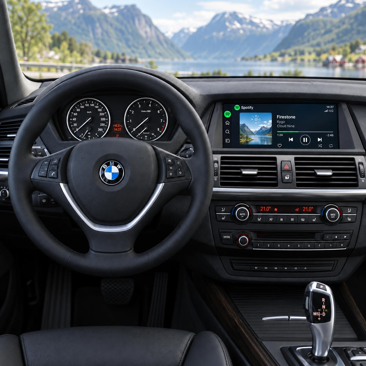CarPlay-skjerm i BMW X5 E70/X6 E71 med Spotify og kontroller for musikkavspilling.